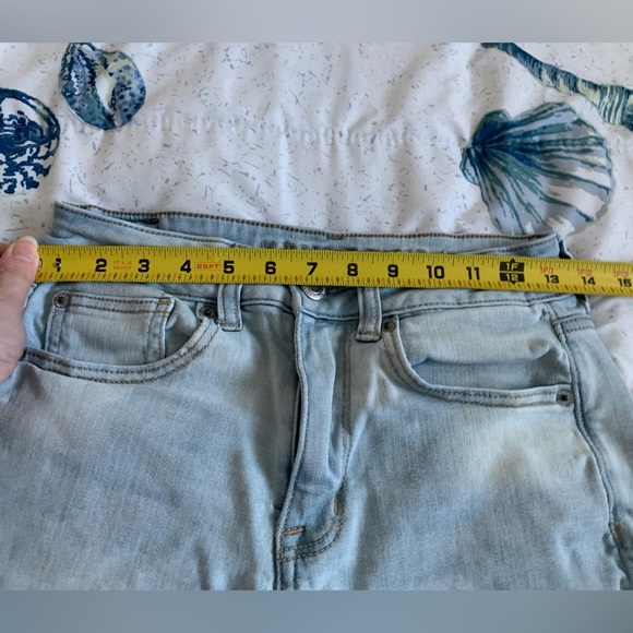 American Eagle Outfitters Light Wash Jean Shorts Size 6 - Picture 4 of 6